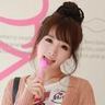 女子带宠物狗进餐厅上桌舔盘子